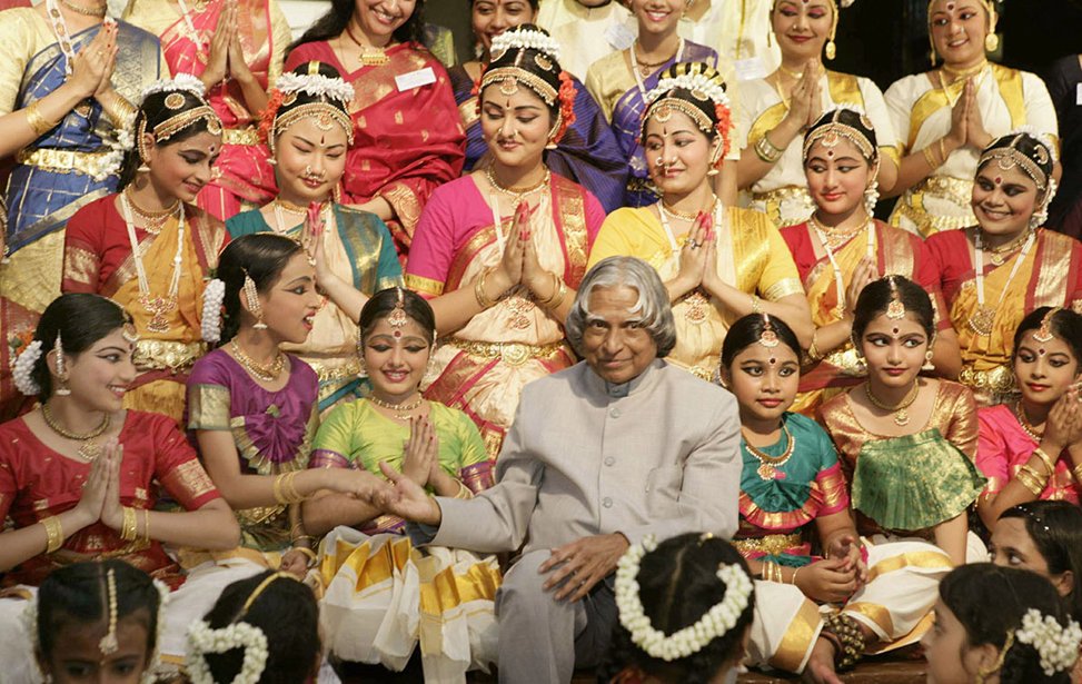 The President Dr. A.P.J. Abdul Kalam mingling with the young dance artists